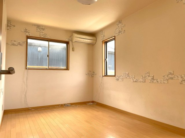 7帖の洋室は南・西側の2面採光で夕方まで室内明るいです！
