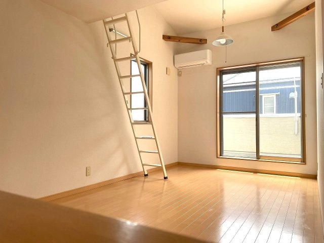 2階9帖の洋室上部にはロフトがあり収納やお休みするスペースとしてもご利用頂けます！