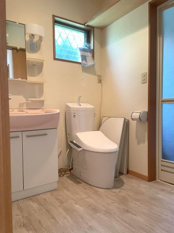 洗面所横にトイレが設置されています。