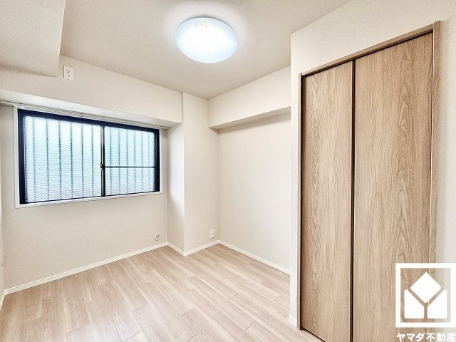 約5帖の北側洋室です。お子様のお部屋などにも丁度良い広さです。独立したお部屋なのでプライベートな時間をゆったり過ごせそうです。