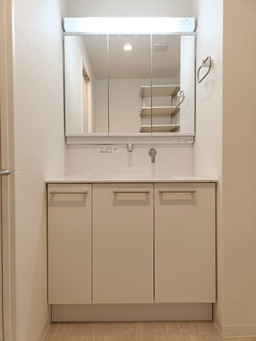 【独立洗面化粧台】　白で統一された洗面所は明るく、お化粧の塗りムラも防いでくれそうです。