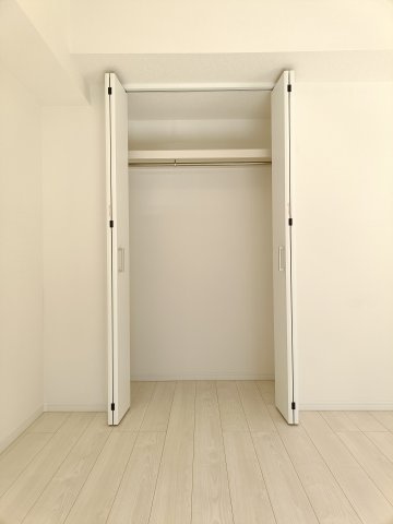 【洋室約6.4帖　収納】　全てのお部屋に収納を備え、空間を広くお使いいただけます。