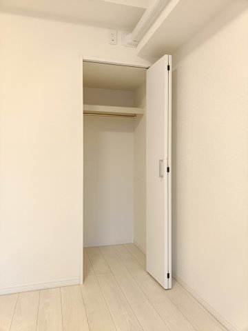 【洋室約5.9帖　収納】　壁紙と揃え、クローゼットも白で統一されており、空間を広く感じられます。