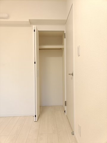 【洋室約4.0帖　収納】　収納も備わり、暮らしやすい空間がデザインされています。