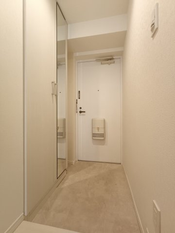 【玄関】　白でまとめられた清潔感のある玄関。住戸の顔として、いつでも整えておきたい空間に嬉しい大容量の収納がございます。