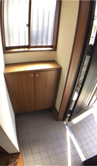 玄関まわりをすっきり保てる収納スペース付き。