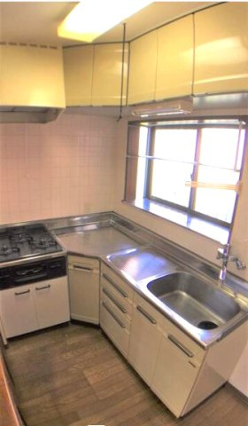 収納豊富なキッチンで、調理器具や食品も整理しやすく便利です。