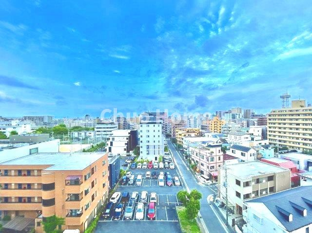 手を伸ばせば、ふれることが出来そうな環境が、そのままインテリアになったような印象です。その豊かな眺望にふさわしい空間には、通風・採光にも優れ、心地よい光と風があふれています