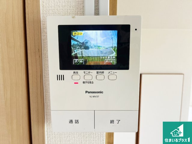 カラーモニターインターホン！声だけでなく来訪者の姿や顔がモニターで確認できるので、小さなお子様がいらっしゃるご家庭でも安心できます！