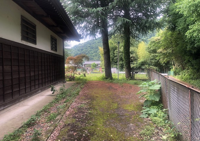 土地の形が極端に長細かったり、狭小地、あるいは道路との高低差がある傾斜地だった場合、後々売ろうとしても買い手がつかない場合もあります。後々、売却することになった時に価値の下がらない土地を選びましょう。
