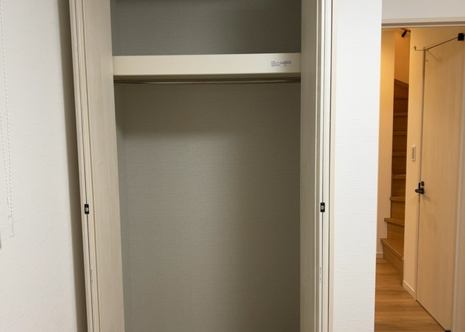 デザイン性を重視しすぎて収納が少なかった！なんてことにならないため、事前に現地で収納の数を確認しておくことをお勧めします。クローゼット以外にも床下収納や屋根裏収納、パントリーなどもチェックしましょう。