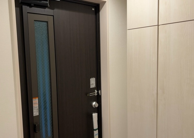 玄関は家の顔でもあり、家族以外の目にも止まる場所です。玄関は外との間を仕切る扉、靴などをしまっておく収納スペース、靴脱ぎのたたきスペース、来客とのやり取りをするドアホンなど複数のアイテムからなります。