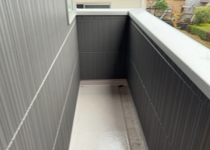バルコニーは、室外の専用スペースのうち、「屋根がなく開放された空間」であるものを指します。ベランダより広いタイプのものが多く、日当たりもよいため家庭菜園などを楽しみたい人にとって適した環境となります。