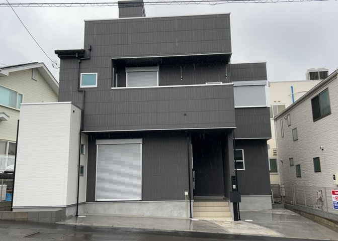 住宅用の土地では前面道路に2m以上接していなければならないと法律で定められています。しかし、お持ちの車のサイズやライフスタイルなどにより、2mでは利便が悪い場合もございますので、事前に確認しましょう。