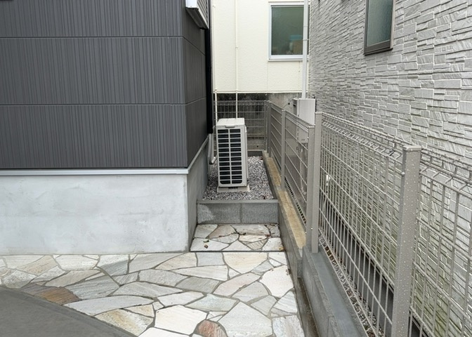 庭があることでガーデニングや家庭菜園はもちろん、こどもの遊び場やペットを放して遊ぶことができます。また、家の周囲に余裕があるということです。隣地との間があれば、十分な日当たりと、風通しが確保できます。