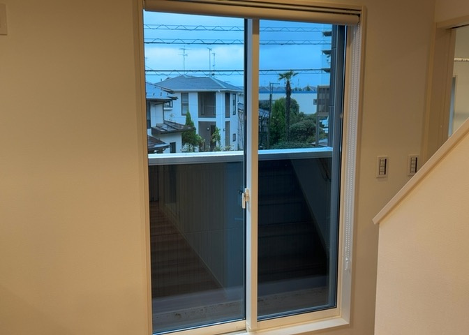 サッシとは、ガラス窓に使用される金属製の窓枠のことです。一般的に住宅建築では、金属製建具工事の段階で備え付けるもので、ガラス類や玄関、バスルームのスチール製のドアなどと同じタイミングで工事を行います。