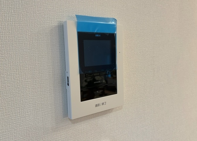 モニターで来訪者を確認して、目的が分からない場合はインターホンを通じて室内から会話することができます。怪しいと感じた場合はインターホン越しにお帰りいただくことができるので、直接会うことがなく安全です。