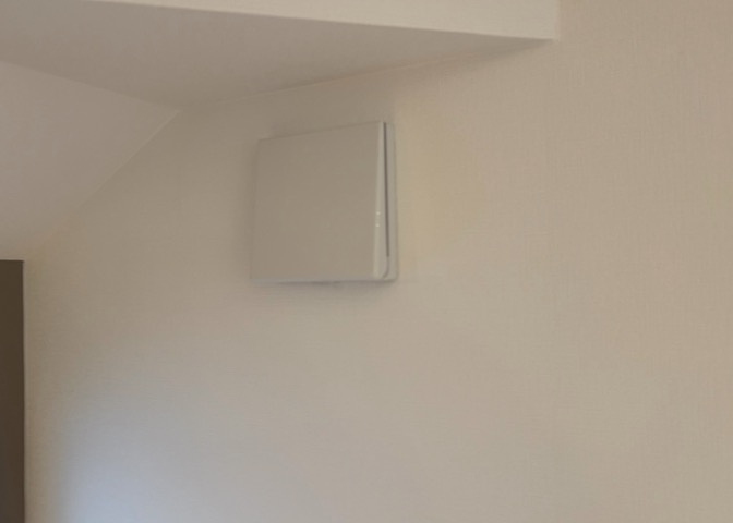 1日中建物内の換気が行われるように設計された仕組みです。気密性の高い住宅は、家に籠った空気でシックハウス症候群になる可能性がありますが、24時間換気システムであれば計画的な換気で対策が可能です。