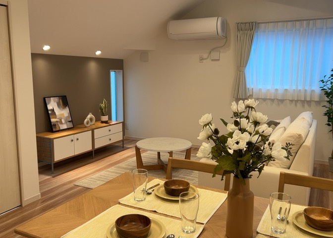直線タイプはLとDKを一直線に並べた形で対面キッチンのタイプです。一般的なのでよく見かけるかもしれません。直線タイプに似た直接アイランドタイプは、キッチンとダイニングの間に壁がない分広く感じられます。