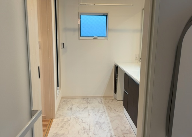 多くの戸建て住宅で見かける洗面脱衣所は、洗面台と洗濯機が2畳ほどのスペースに並べられていて、洗面所が脱衣所を兼ね備えている間取りが一般的です。お客様が利用することもある、パブリックな空間でもあります。