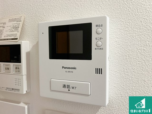 カラーモニターインターホン！声だけでなく来訪者の姿や顔がモニターで確認できるので、小さなお子様がいらっしゃるご家庭でも安心できます！