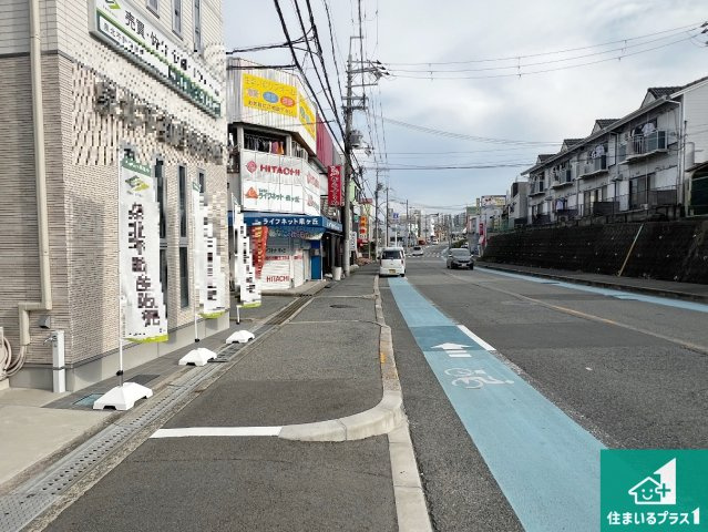 周辺は閑静な住宅街！前面道路広々で車の出し入れも便利です。駐車が苦手な方でも安心して車庫入れできます！