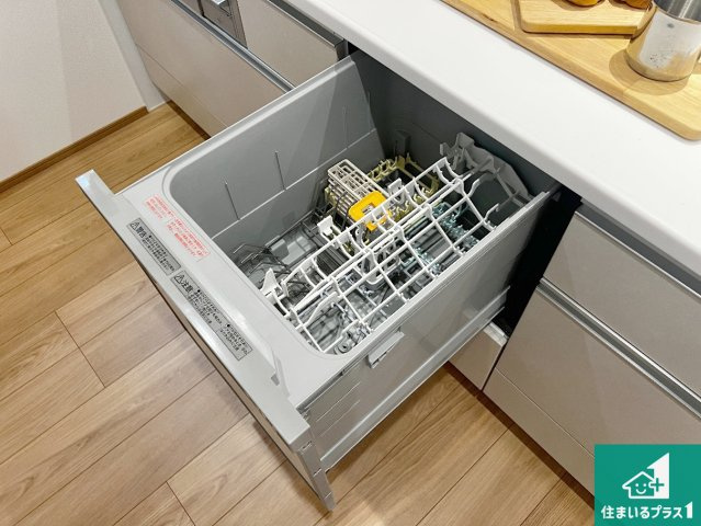 食事後の一仕事、食器洗いをボタン一つでお任せできちゃいます！場所を取らないビルトイン式なので、お料理スペースもしっかり確保！