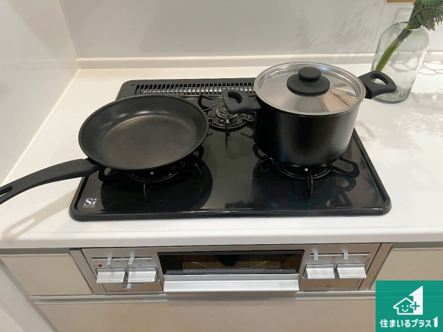 ダブル高火力Ｓｉセンサー付きコンロ！3口あるので、まとめて料理をする時も大活躍！