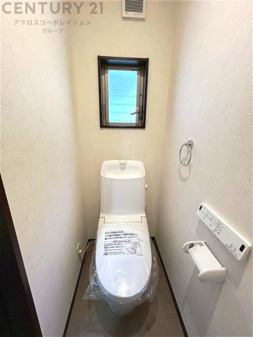 温水洗浄便座付トイレは温水洗浄機能により、暖かい水でおしりを洗浄することができ、冷たい水を使う従来の便座に比べ、温水洗浄機能で暖かいトイレを提供し、快適な使用を可能にします。