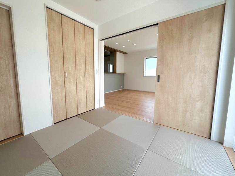 行田市大字前谷3区画　1号棟　キッチン（同仕様・施工例）並んで調理できるシステムキッチンはインテリアに合わせやすい人工大理石のワークトップを採用しました。※インテリアは金額に含まれません。