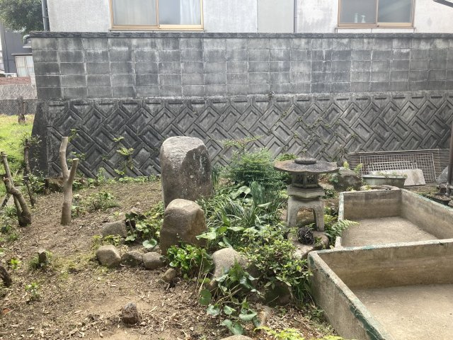 建物に囲まれた落ち着きのある中庭。外からの視線を感じにくく、プライベート性の高い空間です。植栽や石灯籠が和の趣を演出し、四季の移ろいを感じられる癒しのスペース。