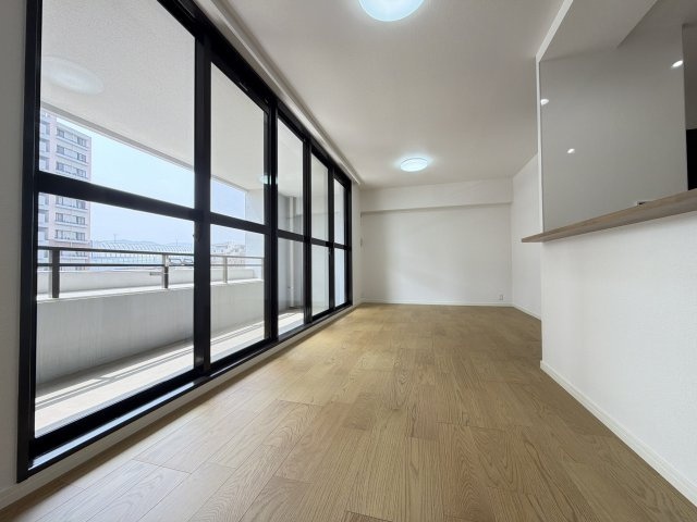 【リノベーション仕様】大きな窓から明るい日差しが差し込みます。