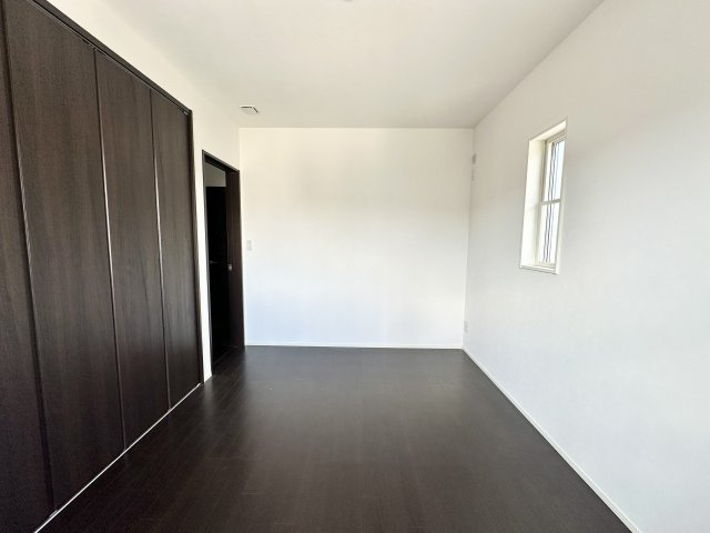 洋室はとてもシンプルで落ち着いた空間で、さまざまな用途に対応できる柔軟なレイアウト。壁紙は真っ白で、部屋をより広く見せる効果があり、家具やカーテンのカラーが映えるのでコーディネートの自由度も高いです。