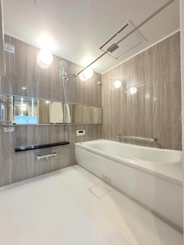 浴室　木目調のアクセントパネルが落ち着いた空間を演出。広い浴槽で一日の疲れを癒すバスタイムは格別です。浴室乾燥機も完備しており、雨の日のお洗濯も安心。清潔感溢れる機能的な浴室で快適な毎日を叶えます