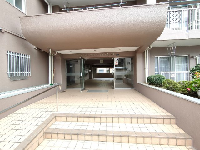 ・エントランス　　ハイクラスな住まいを予感させる、重厚感のあるモダンなエントランス。