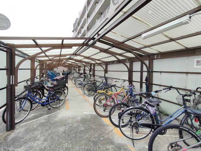 ・駐輪場　　雨避けの庇が付いています。