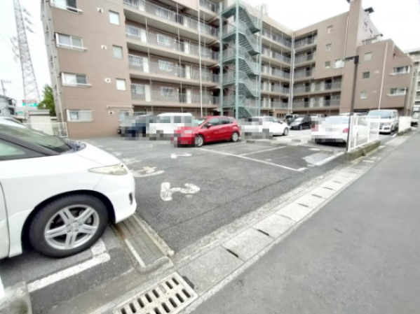 ・駐車場　　お車の出し入れがしやすい平面駐車場。