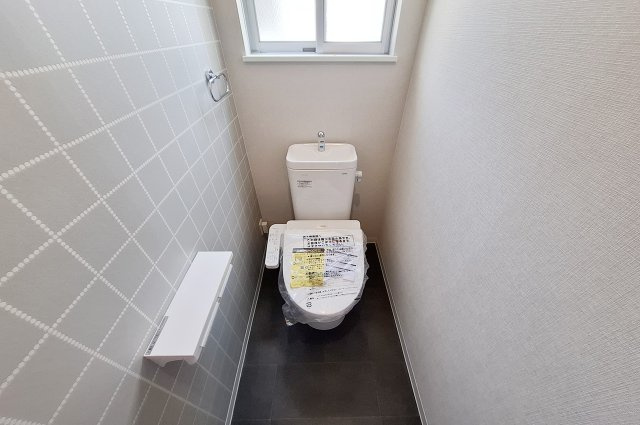 2Fトイレ：便器・温水洗浄便座を新調済み。2階にもトイレがあり、忙しい朝も便利です。