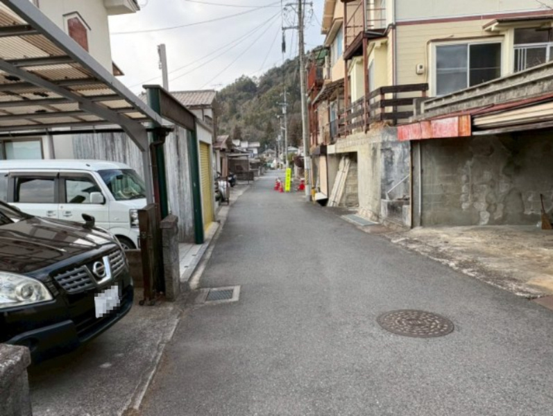 交通量の少ない落ち着いた住環境です。周辺は閑静な住宅街で、静かに暮らしたい方におすすめです。前面は幅員約4ｍの公道で、車の運転も安心です。近隣との距離感も程よく、穏やかな暮らしを実現できる立地です。