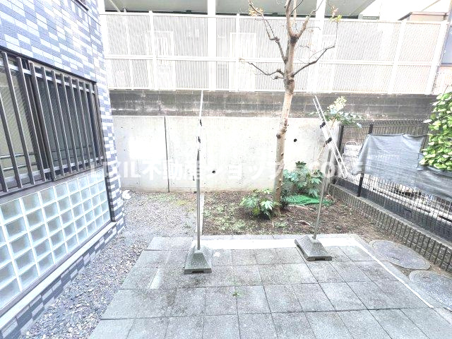 テラスは風通しが良く、日中は日当たりも良好です。洗濯物やお布団をたくさん干せます。