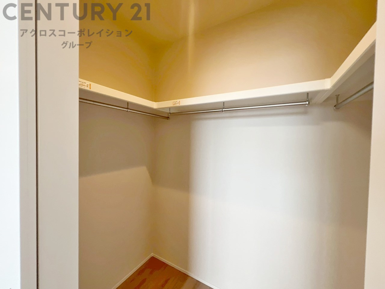 収納力が高く洋服や小物を整理しやすく、更衣室のように使え、部屋がすっきり保てます。収納の配置を自由に調整でき、換気性が良く防湿・防虫対策も可能。快適で機能的な生活空間を実現できます♪　