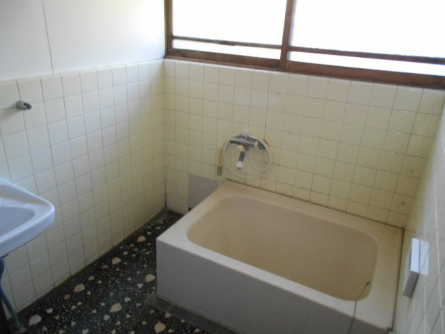 バストイレ別。浴室窓あり。