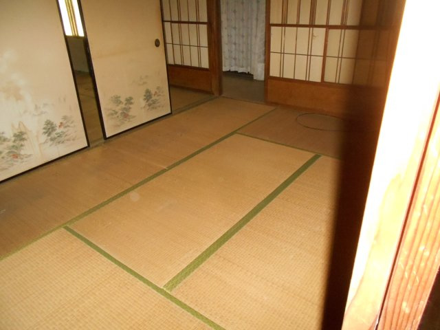 各所に収納豊富な和室