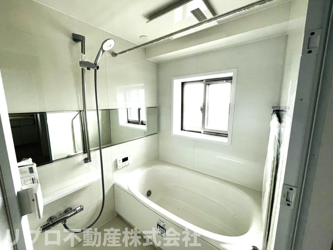 窓があり通気性良好な浴室でのんびり疲れを癒しましょう