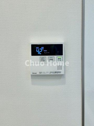 【給湯リモコン】外での一日を忘れさせてくれるオートバス機能でお好みの湯量・温度に調整された浴槽。