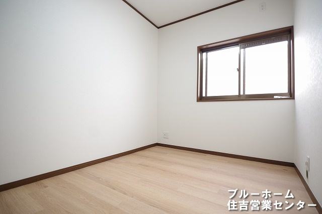洋室です！お部屋には収納や窓があります！