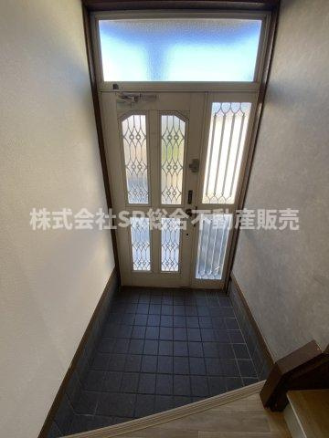 採光の入る明るい玄関です