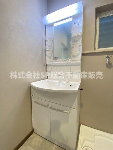 独立洗面台、小物を置くことができて便利です