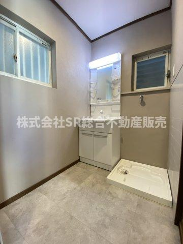 明るくて清潔感のある脱衣場です！独立洗面台新調されました。