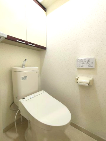 【トイレ】　白を基調とした清潔感のあるトイレ。ウォシュレットも付いてますので快適にご使用いただけます。